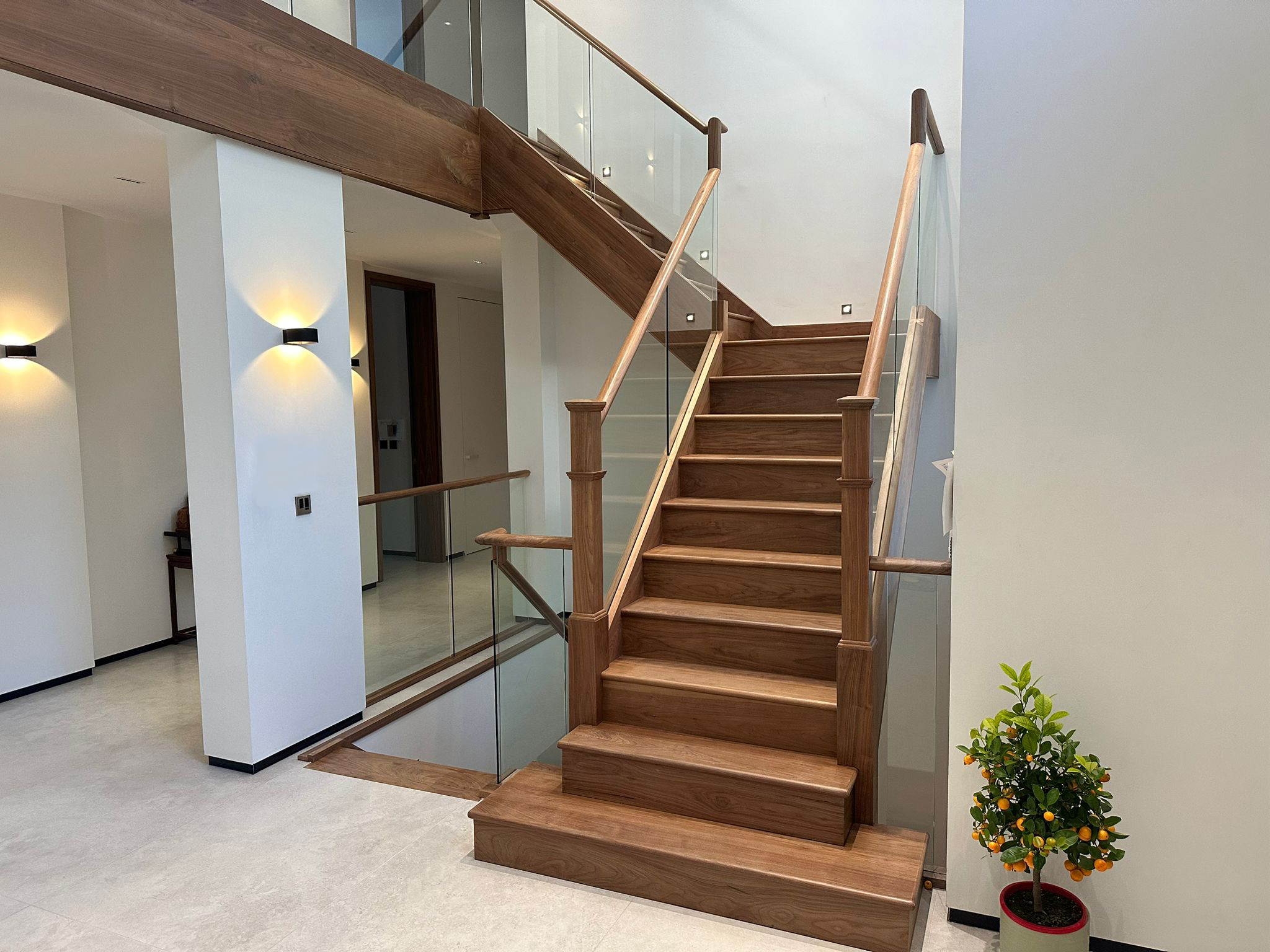 timber open tread staircase with glass balustrade